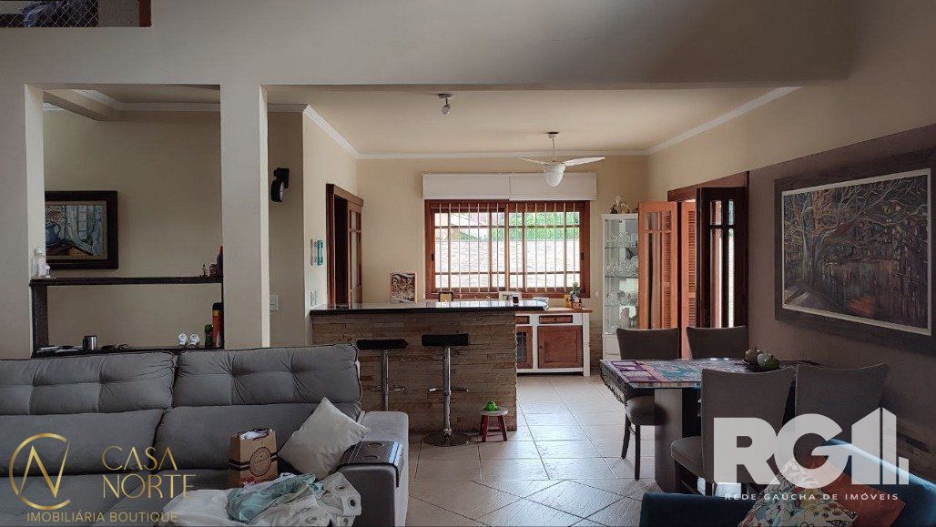 Casa à venda com 3 quartos, 262m², 1 suíte, 3 vagas, Rua Paulo Madureira Coelho no bairro Morro Santana em Porto Alegre