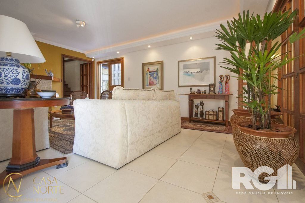 Casa à venda com 3 quartos, 235m², 1 suíte, 3 vagas, Rua General Francisco de Paula Cidade no bairro Chácara das Pedras em Porto Alegre
