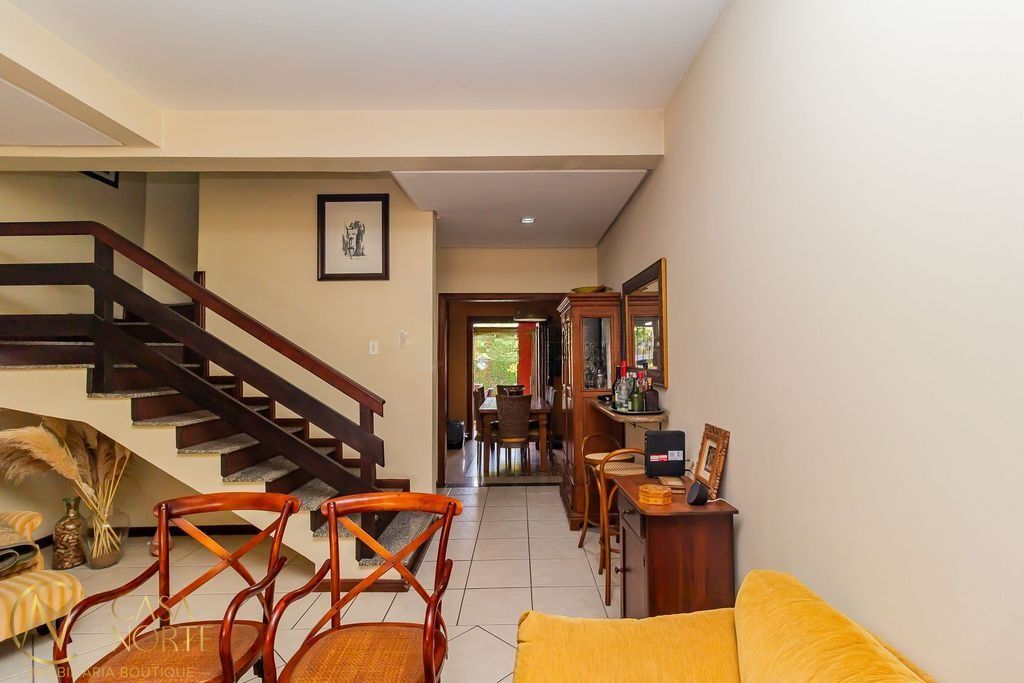 Casa de Condomínio à venda com 3 quartos, 172m², 1 suíte, 3 vagas, Praça Dom Pedro no bairro Vila Ipiranga em Porto Alegre