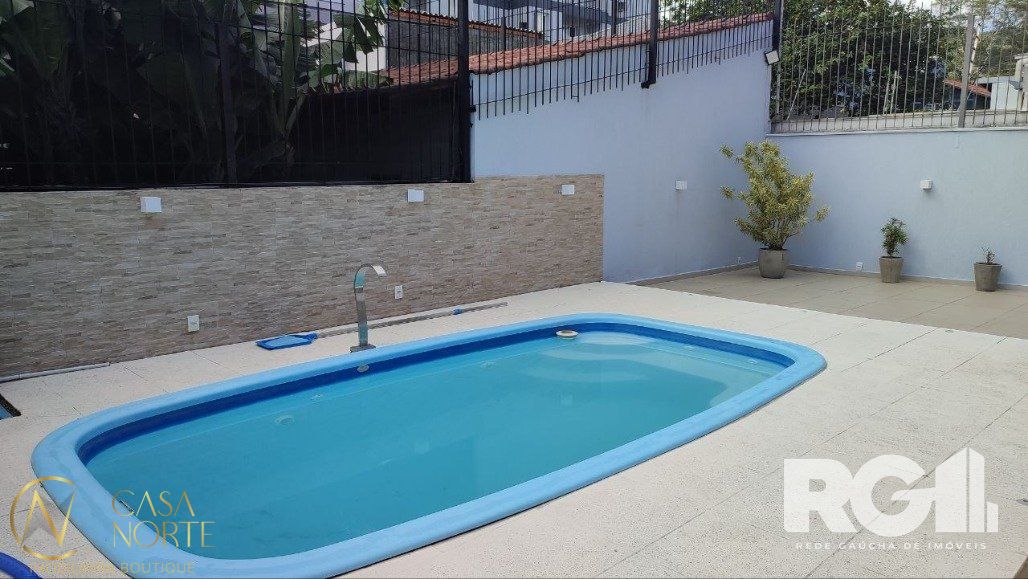 Casa à venda com 3 quartos, 262m², 1 suíte, 3 vagas, Rua Paulo Madureira Coelho no bairro Morro Santana em Porto Alegre
