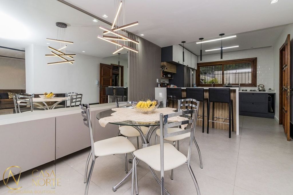 Casa à venda com 4 quartos, 310m², 3 suítes, 4 vagas, Rua Miracema no bairro Chácara das Pedras em Porto Alegre