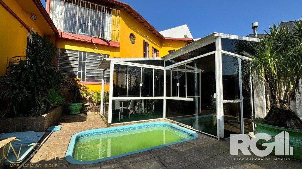 Casa à venda com 3 quartos, 300m², 4 vagas, Rua Somália no bairro Vila Ipiranga em Porto Alegre
