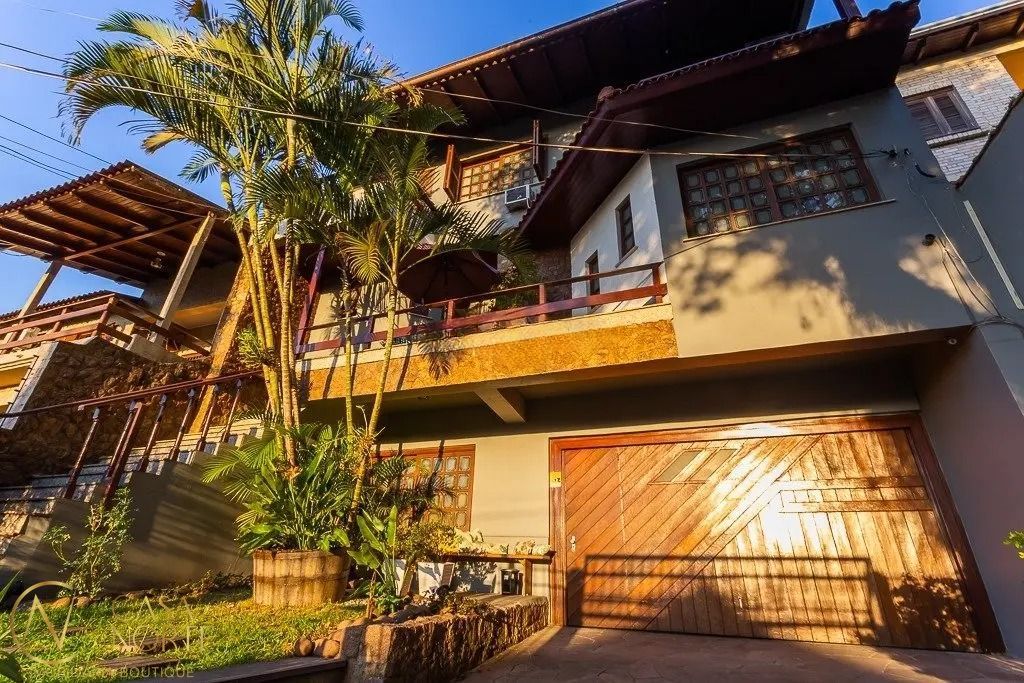 Casa à venda com 6 quartos, 360m², 2 suítes, 5 vagas, Rua Fernando Abbott no bairro Cristo Redentor em Porto Alegre