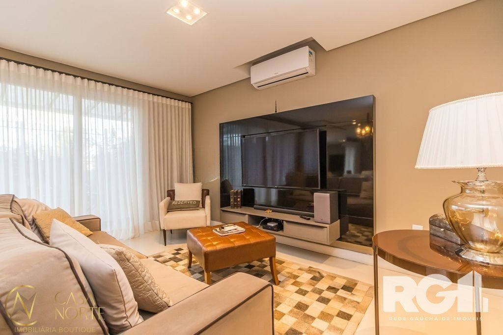 Casa de Condomínio à venda com 3 quartos, 208m², 1 suíte, 2 vagas, Rua Paulo Madureira Coelho no bairro Morro Santana em Porto Alegre