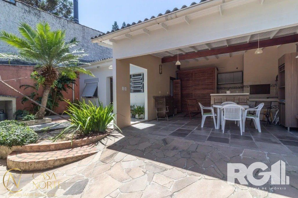 Casa à venda com 3 quartos, 224m², 1 suíte, 4 vagas, Rua Gaston Englert no bairro Vila Ipiranga em Porto Alegre