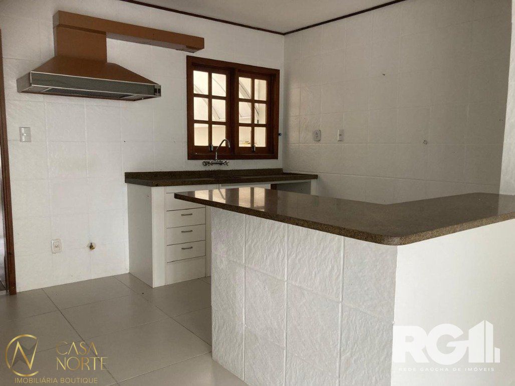 Casa à venda com 3 quartos, 425m², 1 suíte, 3 vagas, Rua General Pedro Bittencourt no bairro Passo da Areia em Porto Alegre