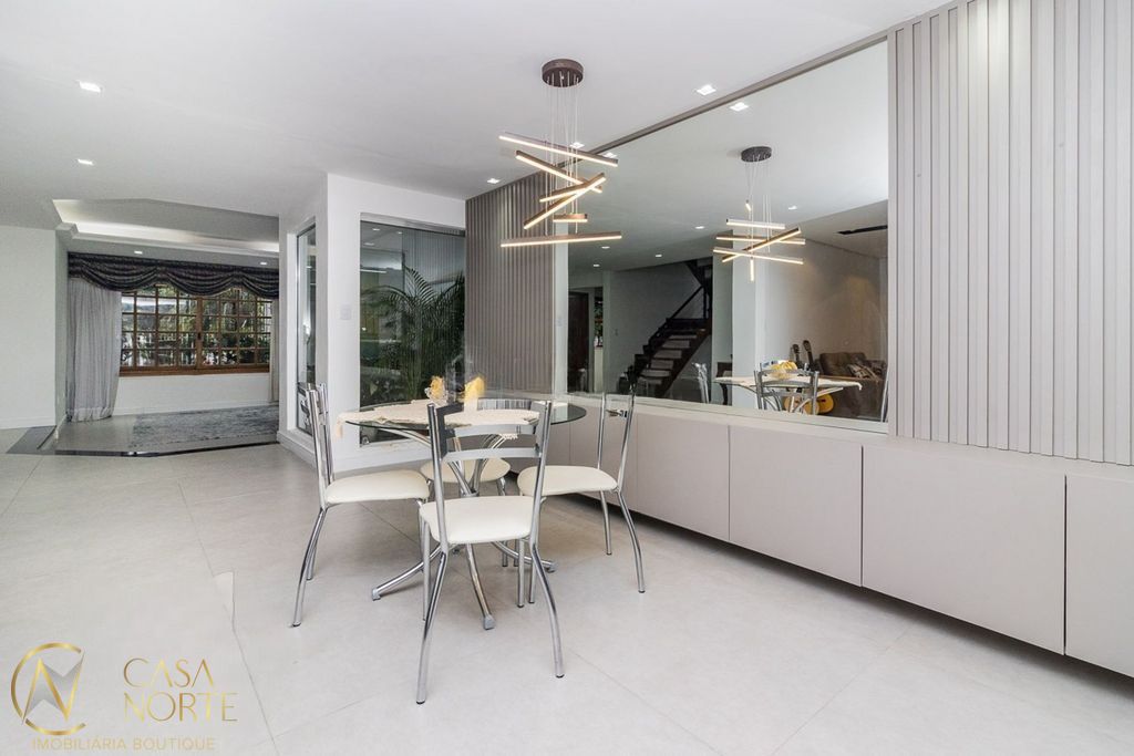 Casa à venda com 4 quartos, 310m², 3 suítes, 4 vagas, Rua Miracema no bairro Chácara das Pedras em Porto Alegre