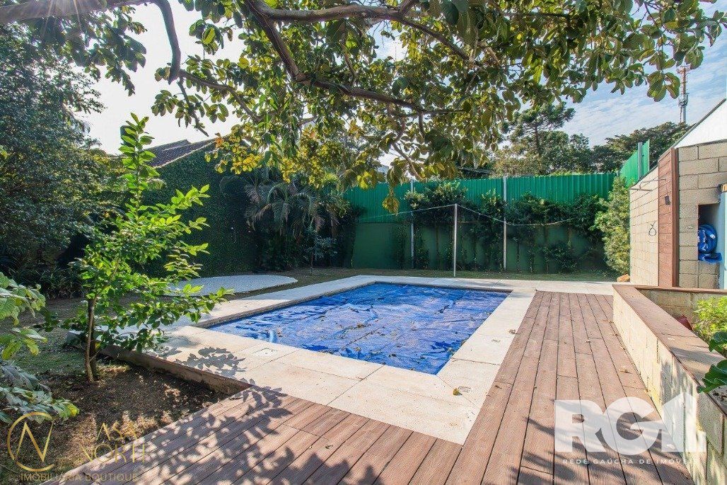 Casa à venda com 3 quartos, 335m², 1 suíte, 4 vagas, Rua Conde da Figueira no bairro Chácara das Pedras em Porto Alegre