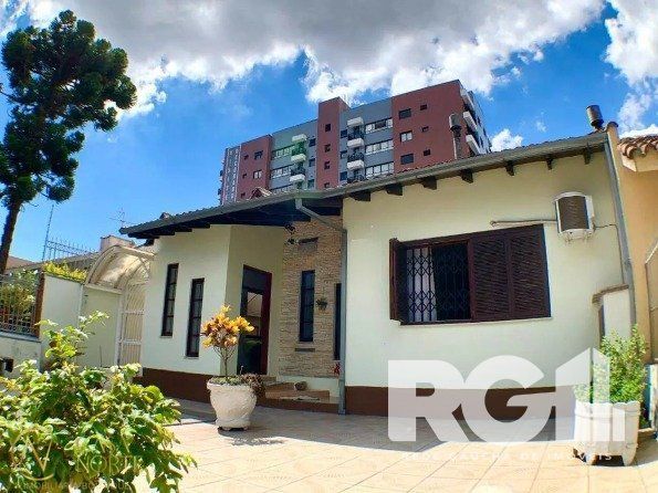 Casa à venda com 3 quartos, 425m², 1 suíte, 3 vagas, Rua General Pedro Bittencourt no bairro Passo da Areia em Porto Alegre