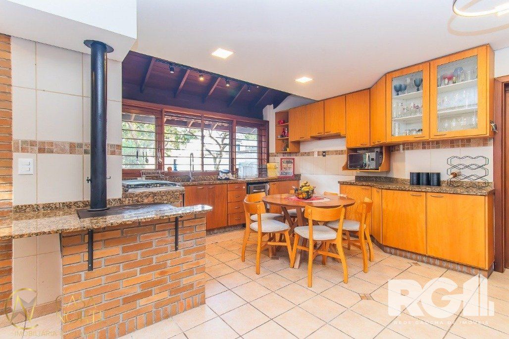 Casa à venda com 3 quartos, 335m², 1 suíte, 4 vagas, Rua Conde da Figueira no bairro Chácara das Pedras em Porto Alegre