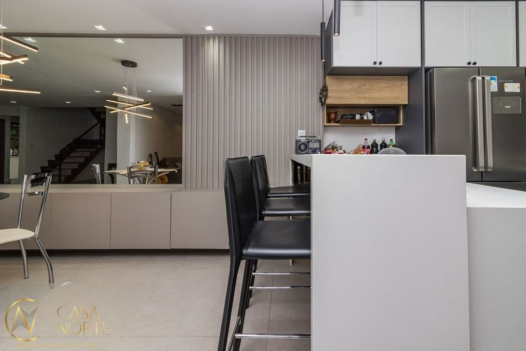 Casa à venda com 4 quartos, 310m², 3 suítes, 4 vagas, Rua Miracema no bairro Chácara das Pedras em Porto Alegre