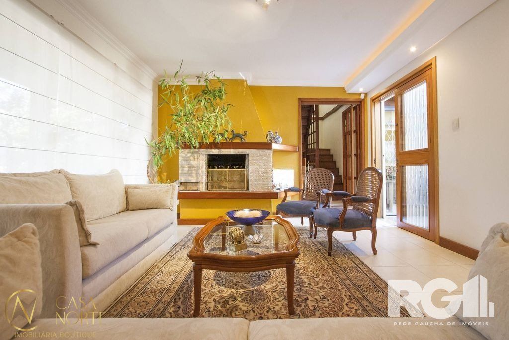 Casa à venda com 3 quartos, 235m², 1 suíte, 3 vagas, Rua General Francisco de Paula Cidade no bairro Chácara das Pedras em Porto Alegre