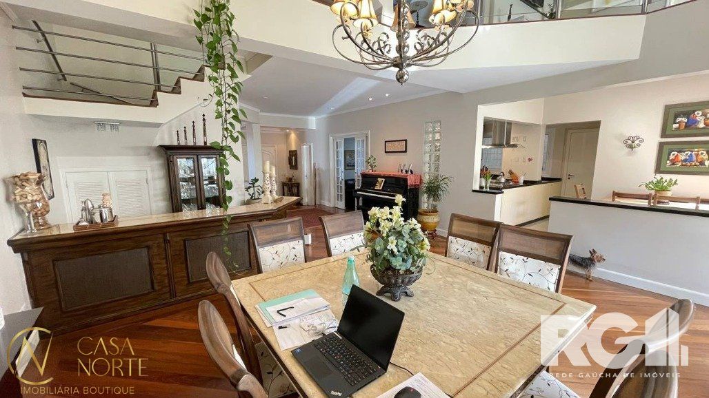 Casa à venda com 4 quartos, 411m², 2 suítes, 4 vagas, Rua Parque dos Nativos no bairro Vila Ipiranga em Porto Alegre