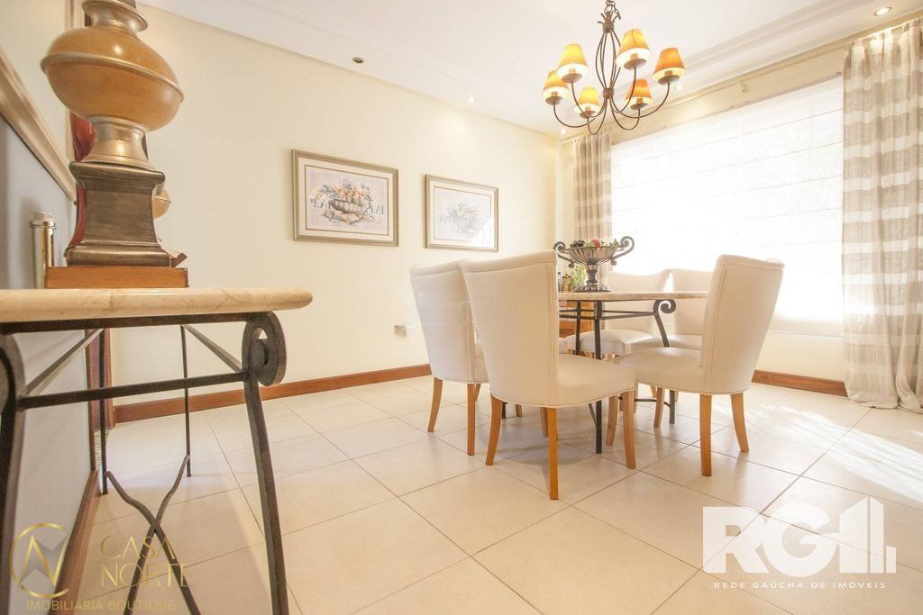 Casa à venda com 3 quartos, 235m², 1 suíte, 3 vagas, Rua General Francisco de Paula Cidade no bairro Chácara das Pedras em Porto Alegre