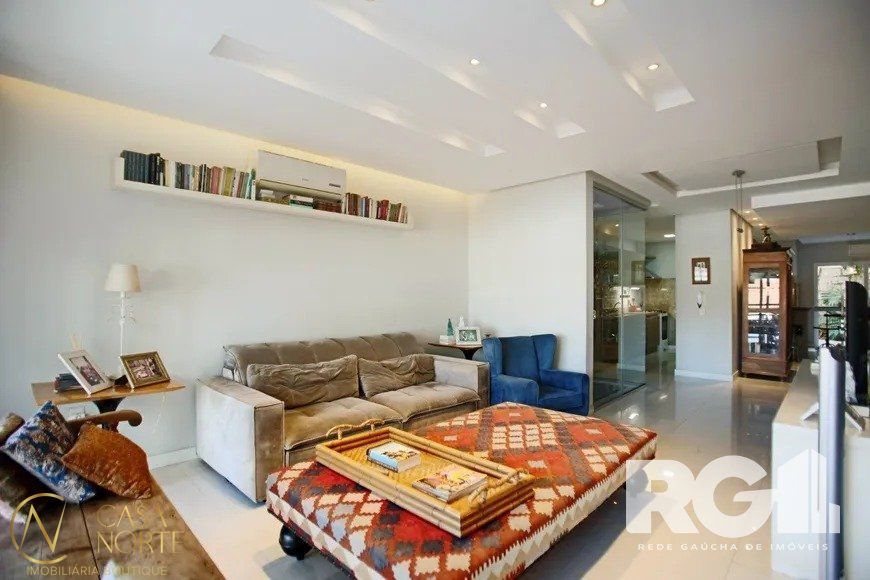 Casa à venda com 3 quartos, 262m², 2 suítes, 3 vagas, Rua Caracas no bairro Jardim Lindóia em Porto Alegre