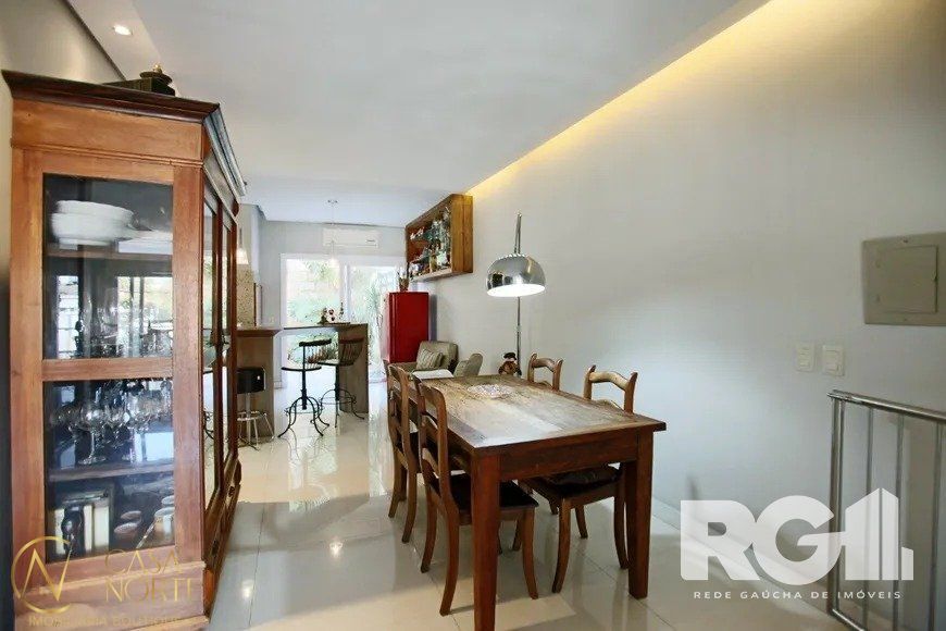 Casa à venda com 3 quartos, 262m², 2 suítes, 3 vagas, Rua Caracas no bairro Jardim Lindóia em Porto Alegre