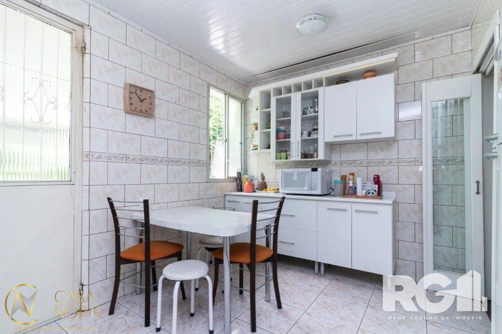 Casa à venda com 3 quartos, 224m², 1 suíte, 4 vagas, Rua Gaston Englert no bairro Vila Ipiranga em Porto Alegre