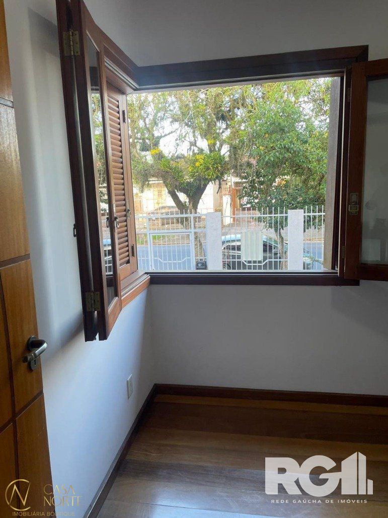 Casa à venda com 4 quartos, 406m², 1 suíte, 5 vagas, Rua Vinte e Quatro de Agosto no bairro Jardim Sabará em Porto Alegre