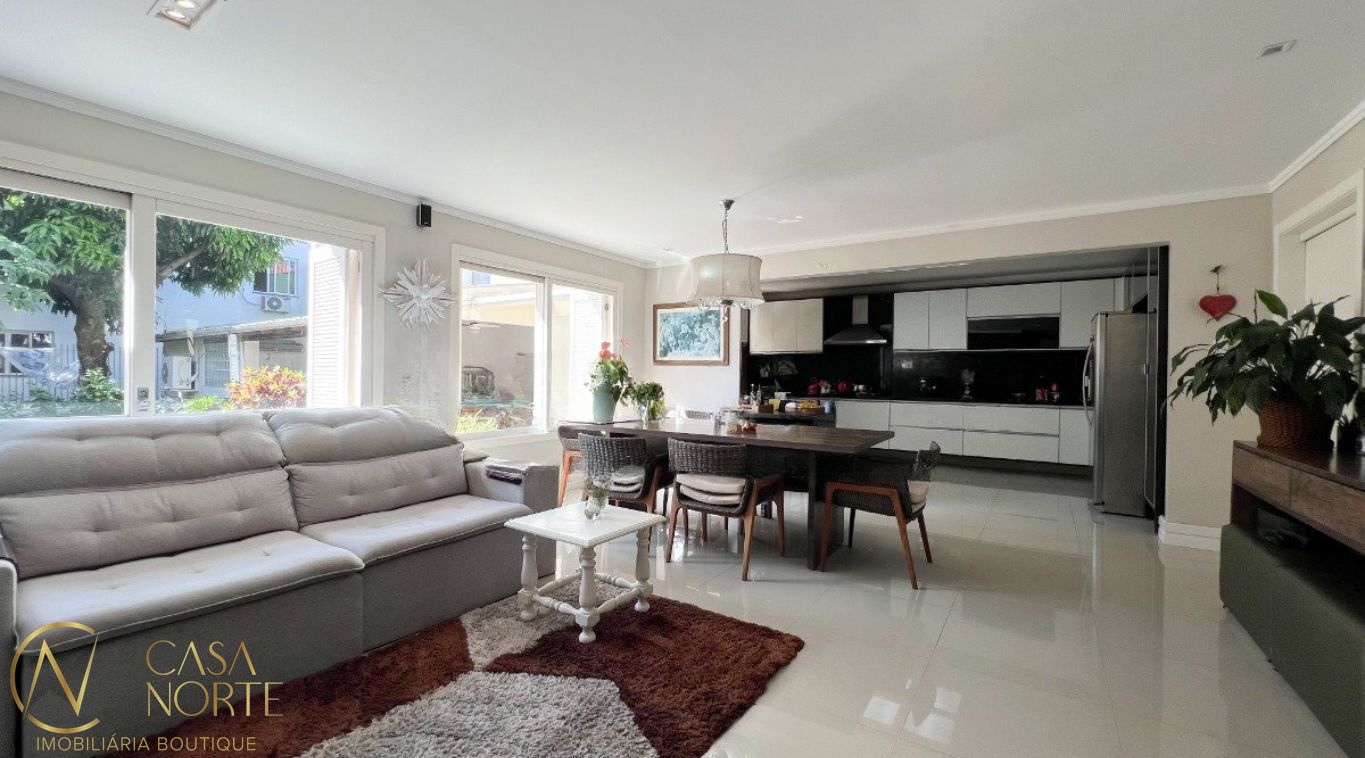 Casa à venda com 3 quartos, 236m², 3 suítes, 4 vagas, Rua Paulo Setúbal no bairro Passo da Areia em Porto Alegre