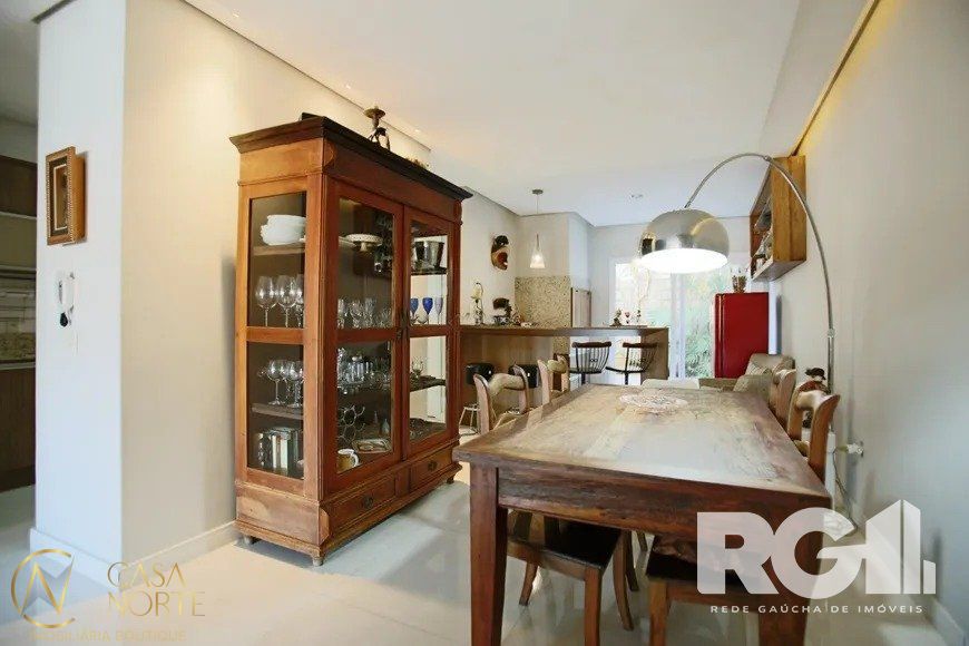 Casa à venda com 3 quartos, 262m², 2 suítes, 3 vagas, Rua Caracas no bairro Jardim Lindóia em Porto Alegre