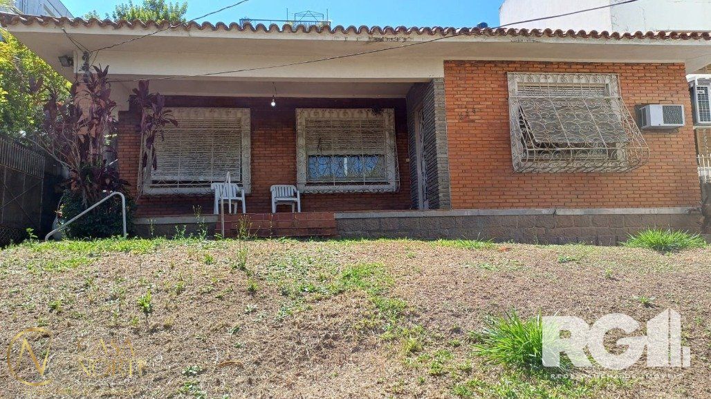 Casa à venda com 3 quartos, 205m², 1 suíte, 4 vagas, Rua Dário Pederneiras no bairro Petrópolis em Porto Alegre
