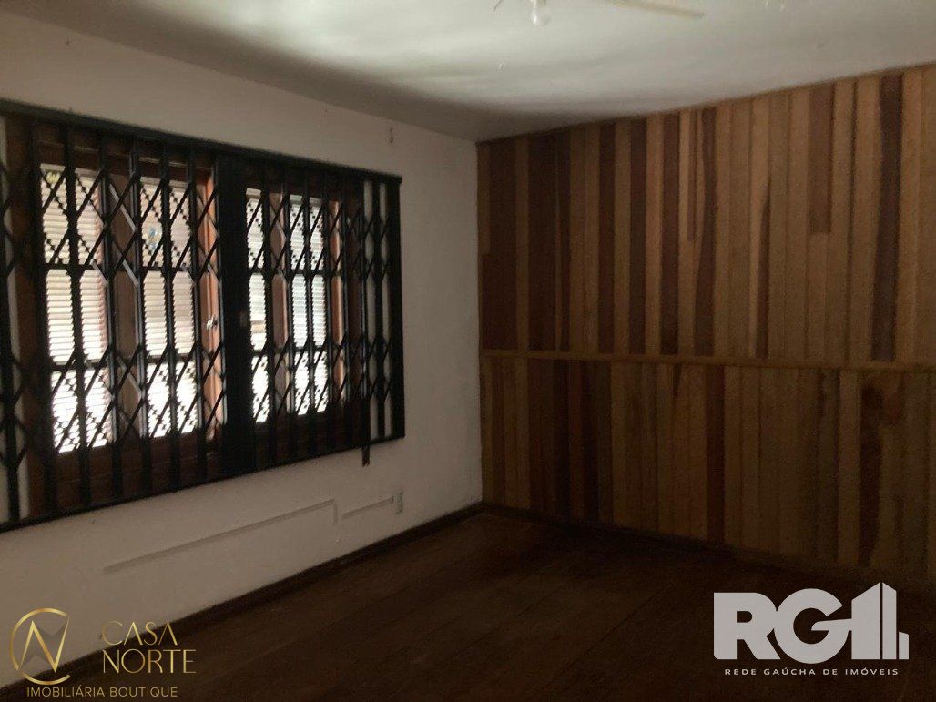 Casa à venda com 3 quartos, 425m², 1 suíte, 3 vagas, Rua General Pedro Bittencourt no bairro Passo da Areia em Porto Alegre