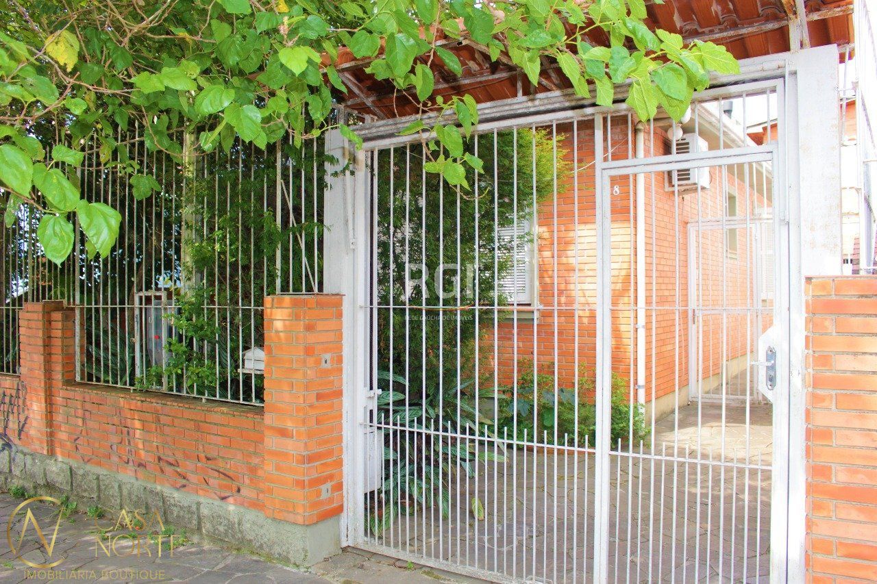 Casa à venda com 3 quartos, 208m², 1 vaga, Rua Irmao Weibert no bairro Vila João Pessoa em Porto Alegre