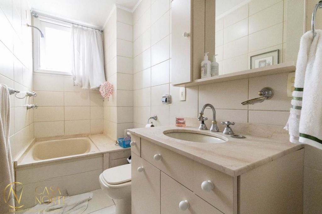 Apartamento à venda com 3 quartos, 144m², 1 suíte, 1 vaga, Rua Vinte e Quatro de Outubro no bairro Moinhos de Vento em Porto Alegre