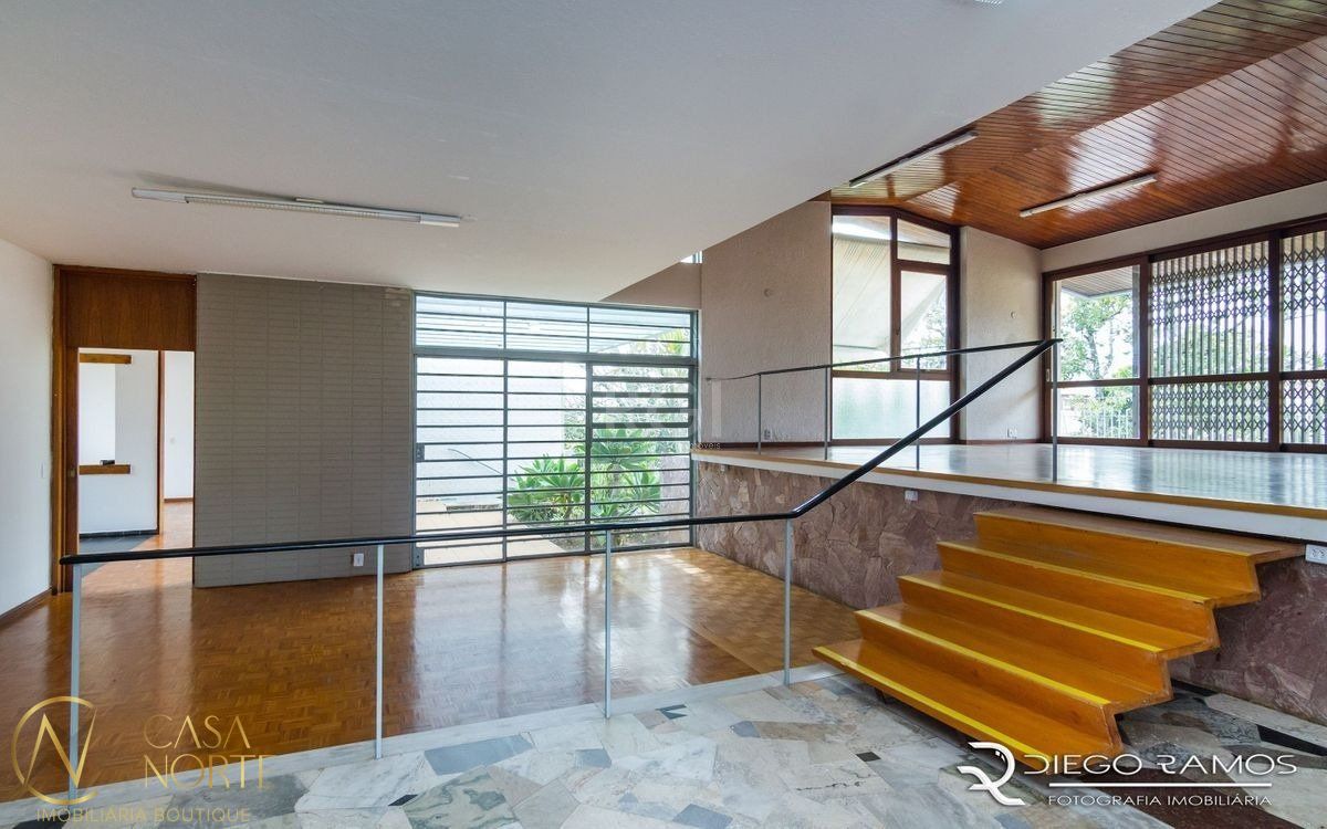 Casa à venda com 4 quartos, 500m², 1 suíte, 4 vagas, Rua Silveiro no bairro Menino Deus em Porto Alegre