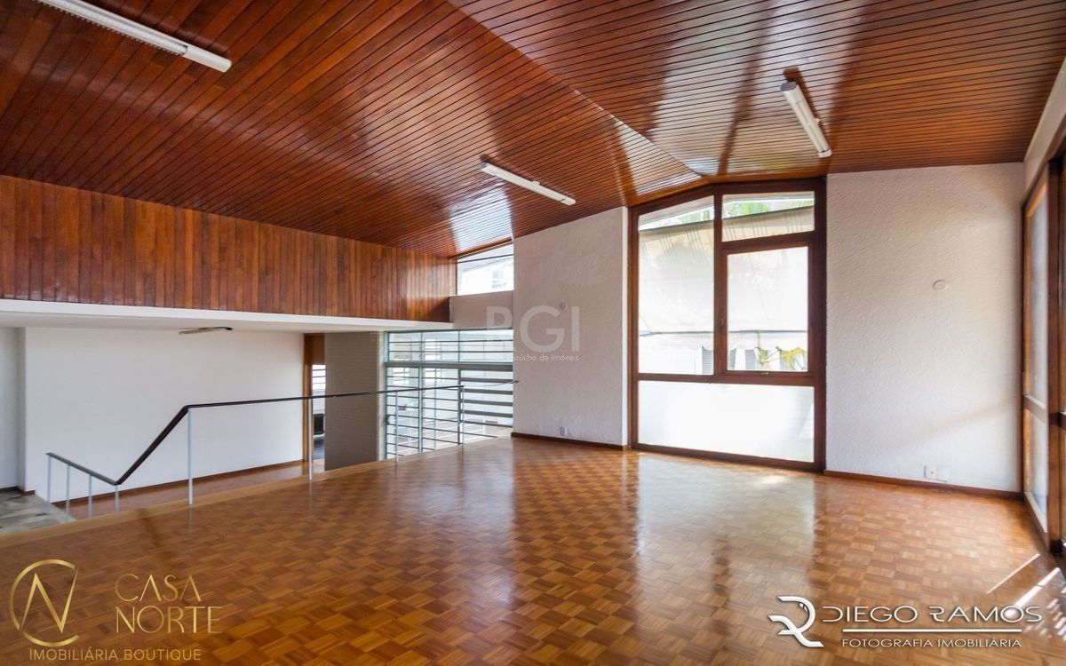 Casa à venda com 4 quartos, 500m², 1 suíte, 4 vagas, Rua Silveiro no bairro Menino Deus em Porto Alegre