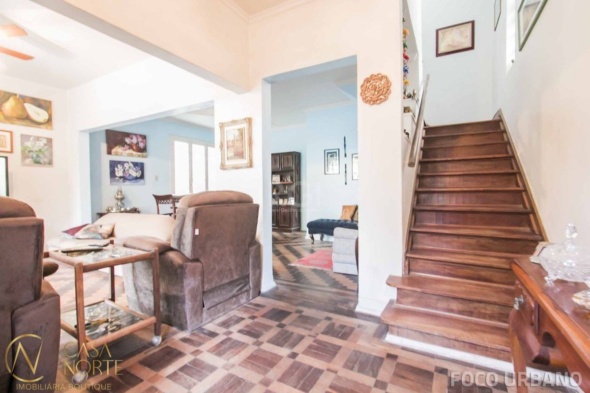 Casa à venda com 4 quartos, 250m², 2 vagas, Rua Carazinho no bairro Petrópolis em Porto Alegre