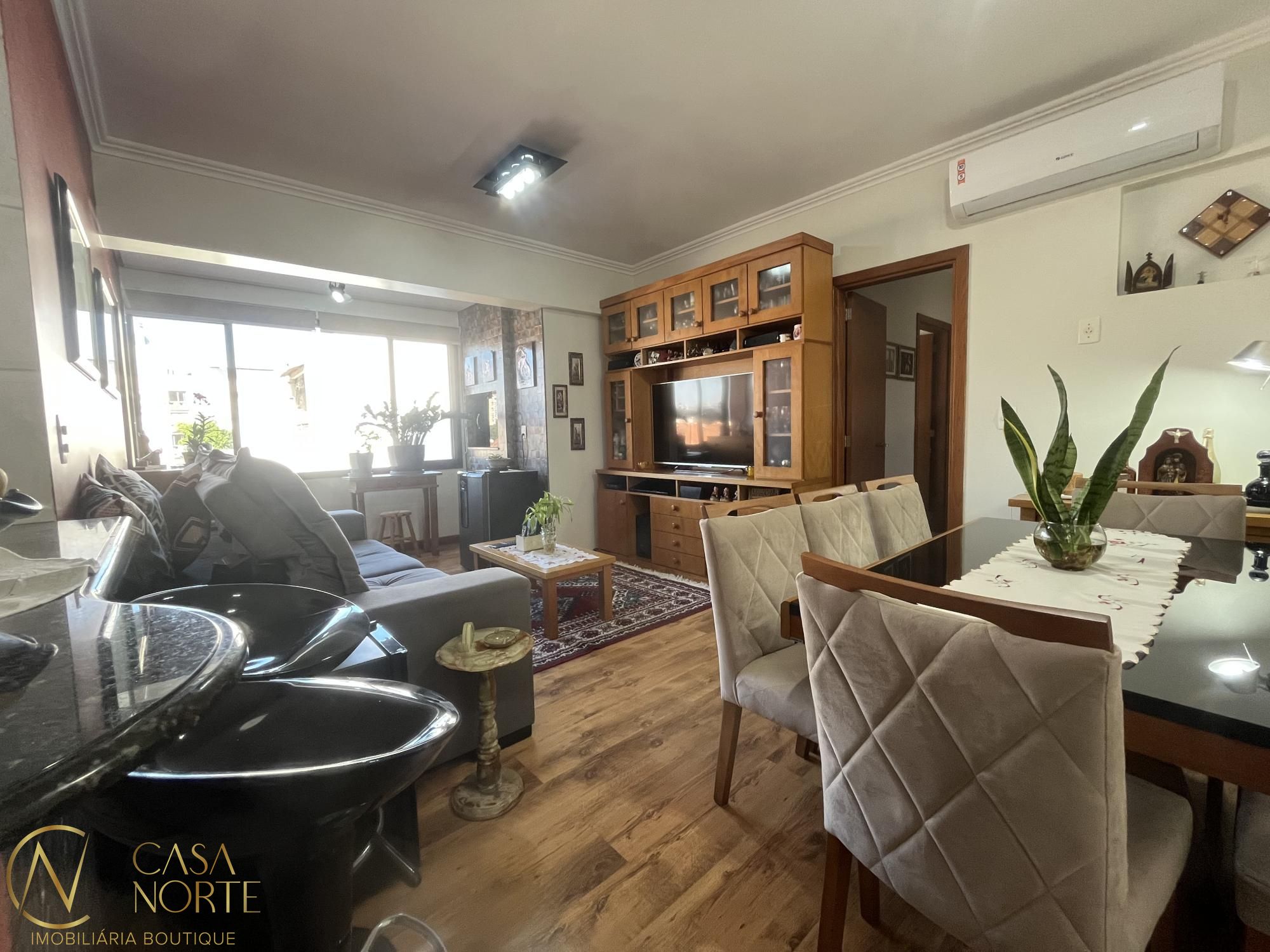 Apartamento à venda com 3 quartos, 81m², 1 suíte, 2 vagas, Rua Roque Calage no bairro Passo da Areia em Porto Alegre