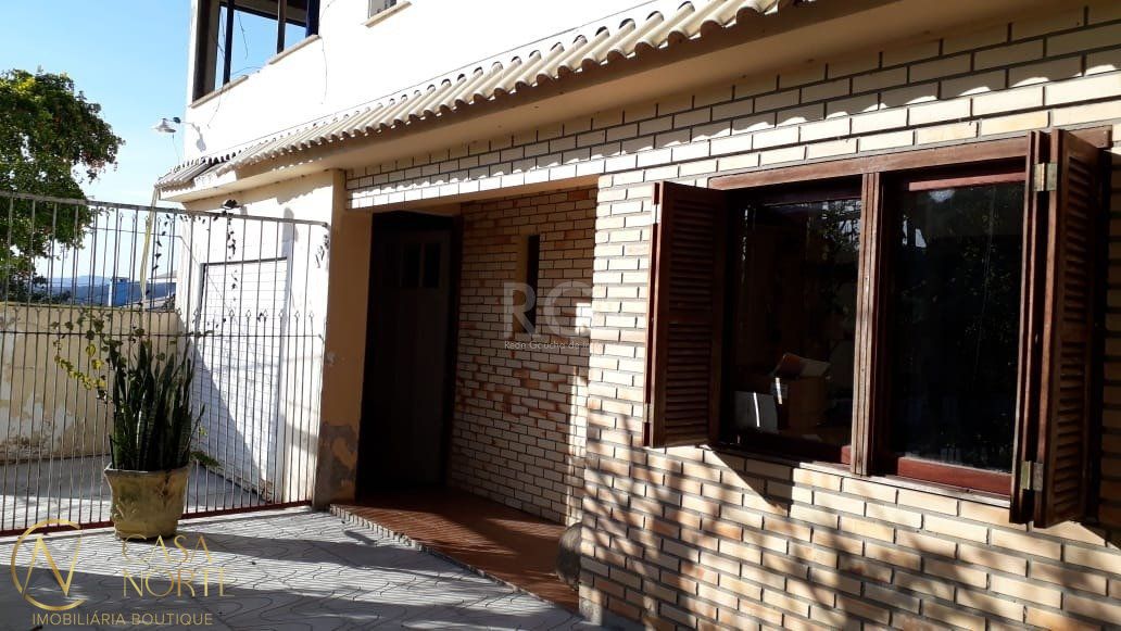 Casa à venda com 4 quartos, 230m², 1 suíte, 3 vagas, Beco Domience Silva no bairro Ponta Grossa em Porto Alegre