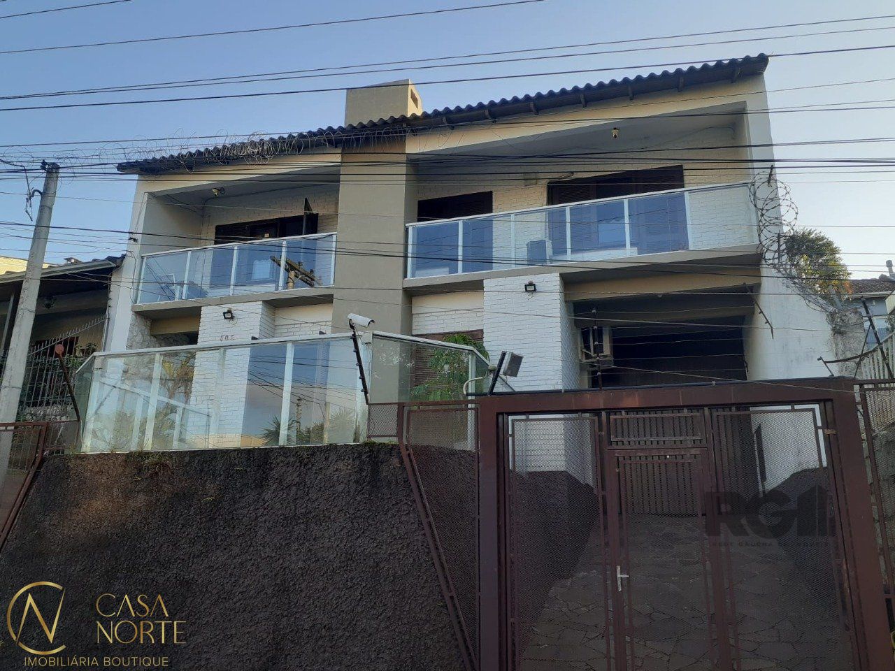 Casa à venda com 3 quartos, 254m², 1 suíte, 4 vagas, Rua Eurico Lara no bairro Medianeira em Porto Alegre