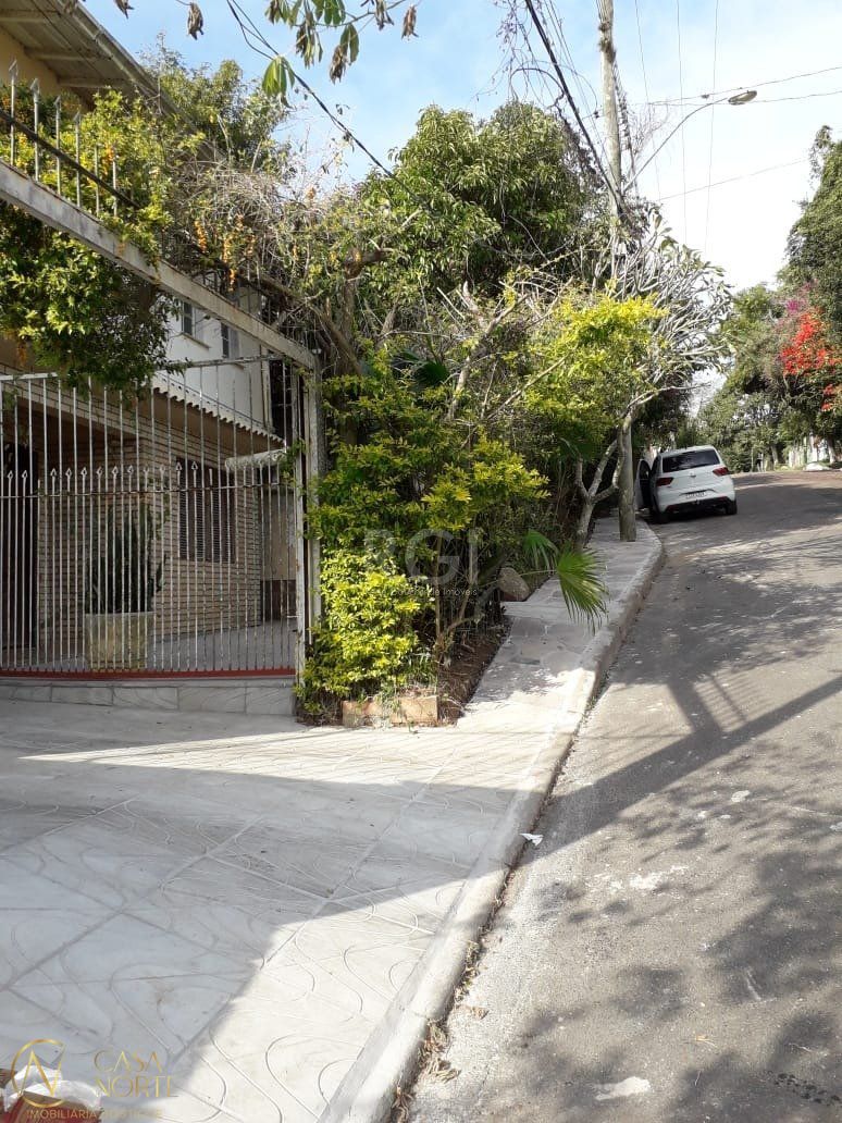 Casa à venda com 4 quartos, 230m², 1 suíte, 3 vagas, Beco Domience Silva no bairro Ponta Grossa em Porto Alegre