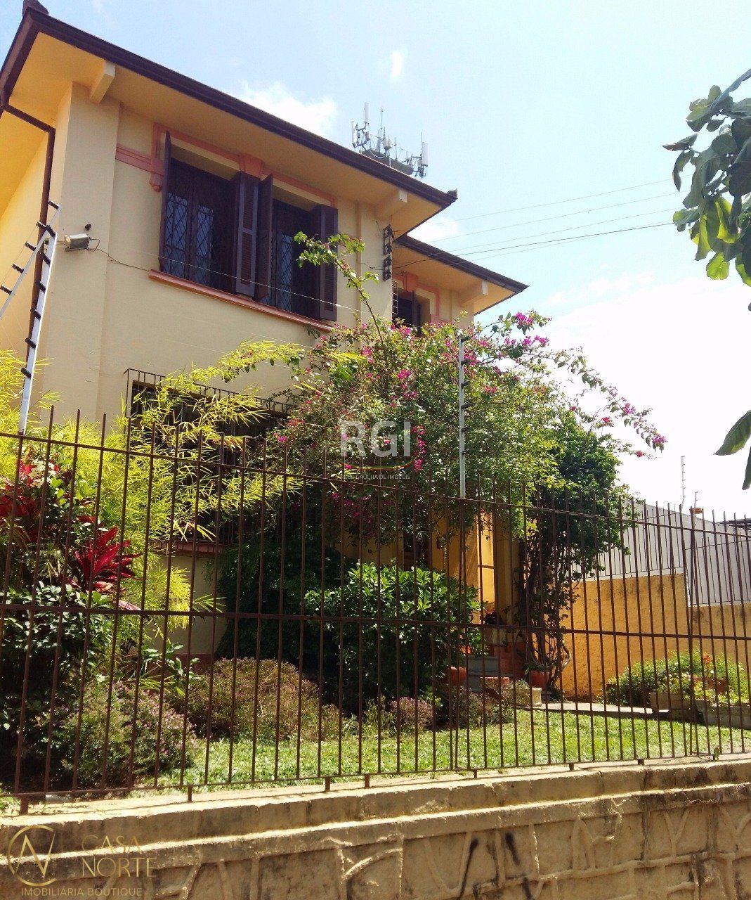 Casa à venda com 3 quartos, 190m², 2 vagas, Rua Oscar Schneider no bairro Medianeira em Porto Alegre