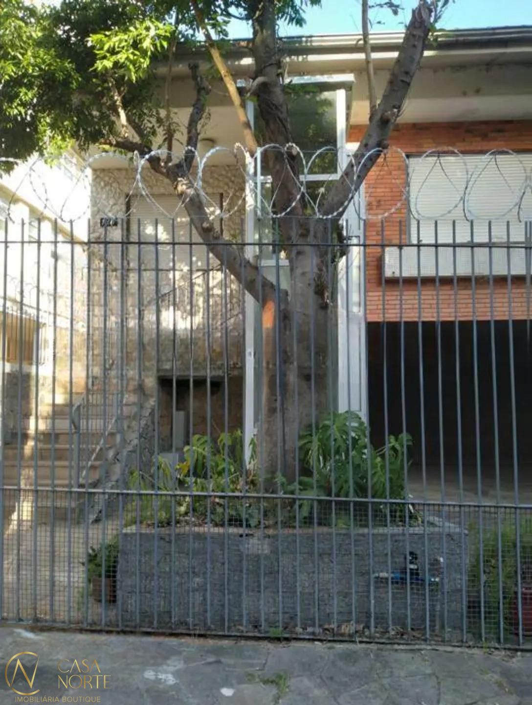 Casa à venda com 3 quartos, 450m², 1 suíte, 2 vagas, Avenida Pirapó no bairro Petrópolis em Porto Alegre