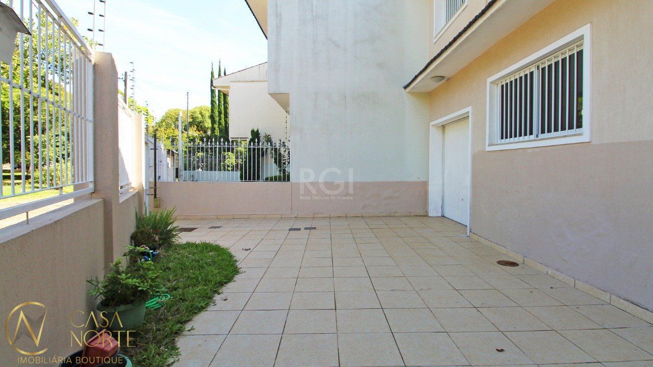 Casa à venda com 2 quartos, 116m², 1 suíte, 3 vagas, Praça Alfred Sehbe no bairro Vila Ipiranga em Porto Alegre