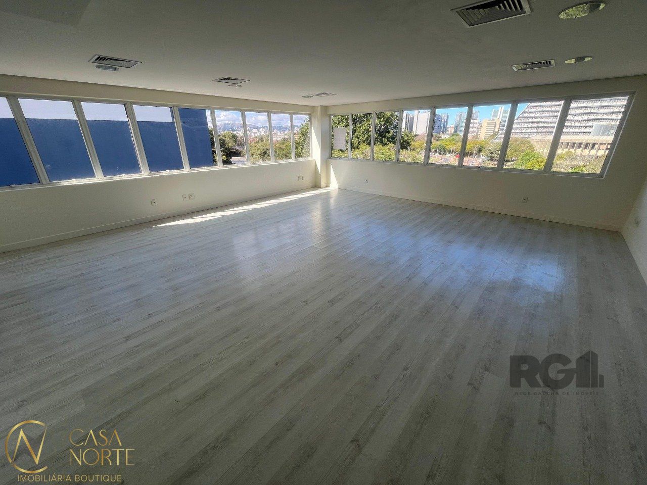 Sala Comercial à venda , 57m², 1 vaga, Rua Washington Luiz no bairro Centro Histórico em Porto Alegre