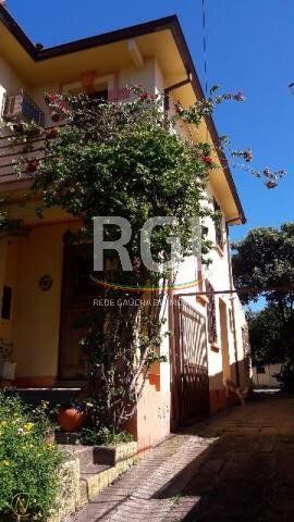 Casa à venda com 3 quartos, 190m², 2 vagas, Rua Oscar Schneider no bairro Medianeira em Porto Alegre
