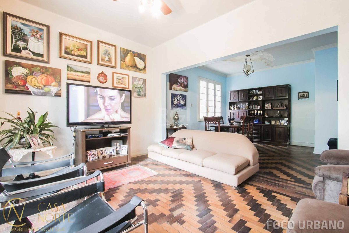 Casa à venda com 4 quartos, 250m², 2 vagas, Rua Carazinho no bairro Petrópolis em Porto Alegre