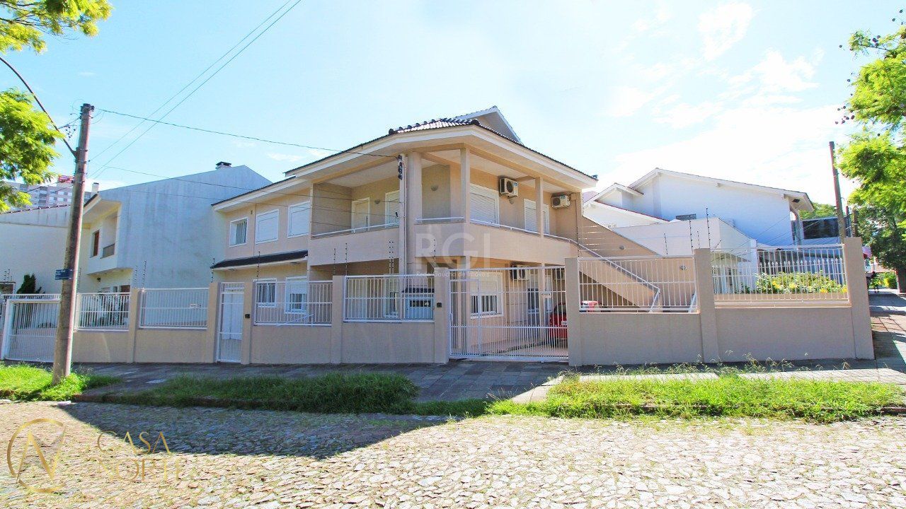 Casa à venda com 2 quartos, 116m², 1 suíte, 3 vagas, Praça Alfred Sehbe no bairro Vila Ipiranga em Porto Alegre