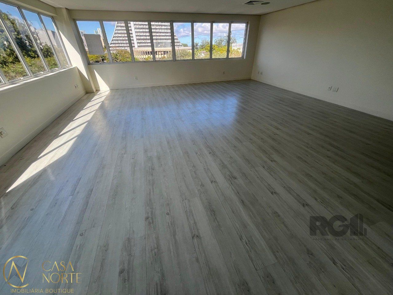 Sala Comercial à venda , 57m², 1 vaga, Rua Washington Luiz no bairro Centro Histórico em Porto Alegre