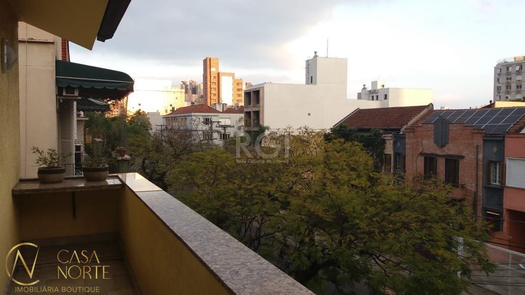 Casa à venda com 5 quartos, 300m², 1 suíte, Rua Casemiro de Abreu no bairro Bela Vista em Porto Alegre