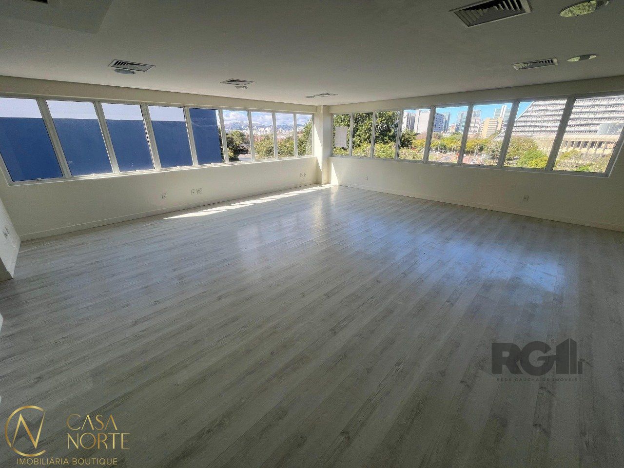 Sala Comercial à venda , 57m², 1 vaga, Rua Washington Luiz no bairro Centro Histórico em Porto Alegre
