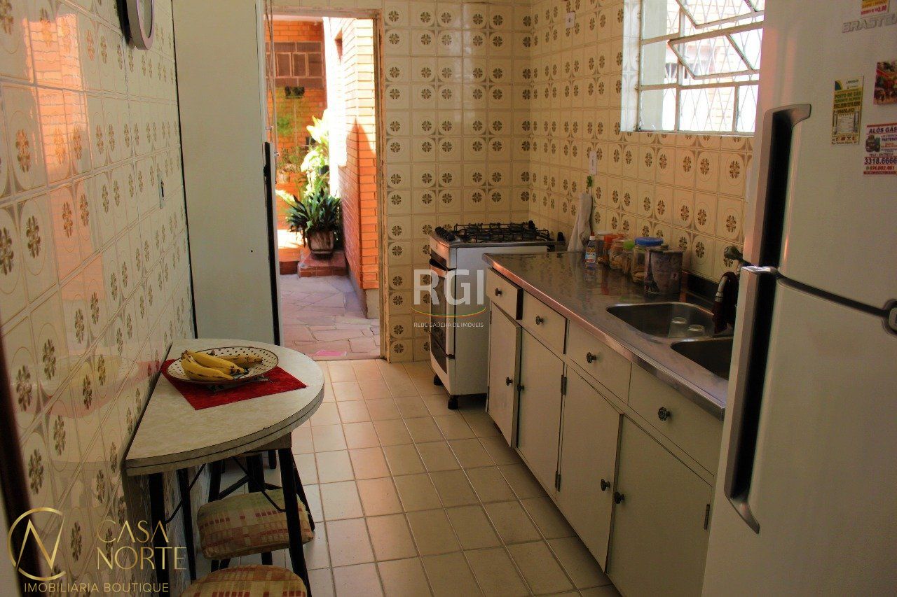 Casa à venda com 3 quartos, 208m², 1 vaga, Rua Irmao Weibert no bairro Vila João Pessoa em Porto Alegre