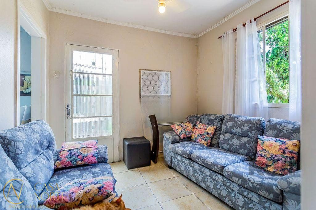 Casa à venda com 3 quartos, 120m², 2 vagas, Rua Augusto Attílio Giordani no bairro São Sebastião em Porto Alegre