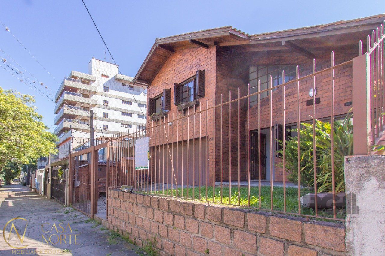 Casa à venda com 3 quartos, 250m², 1 suíte, 3 vagas, Rua Marcelo Gama no bairro São João em Porto Alegre