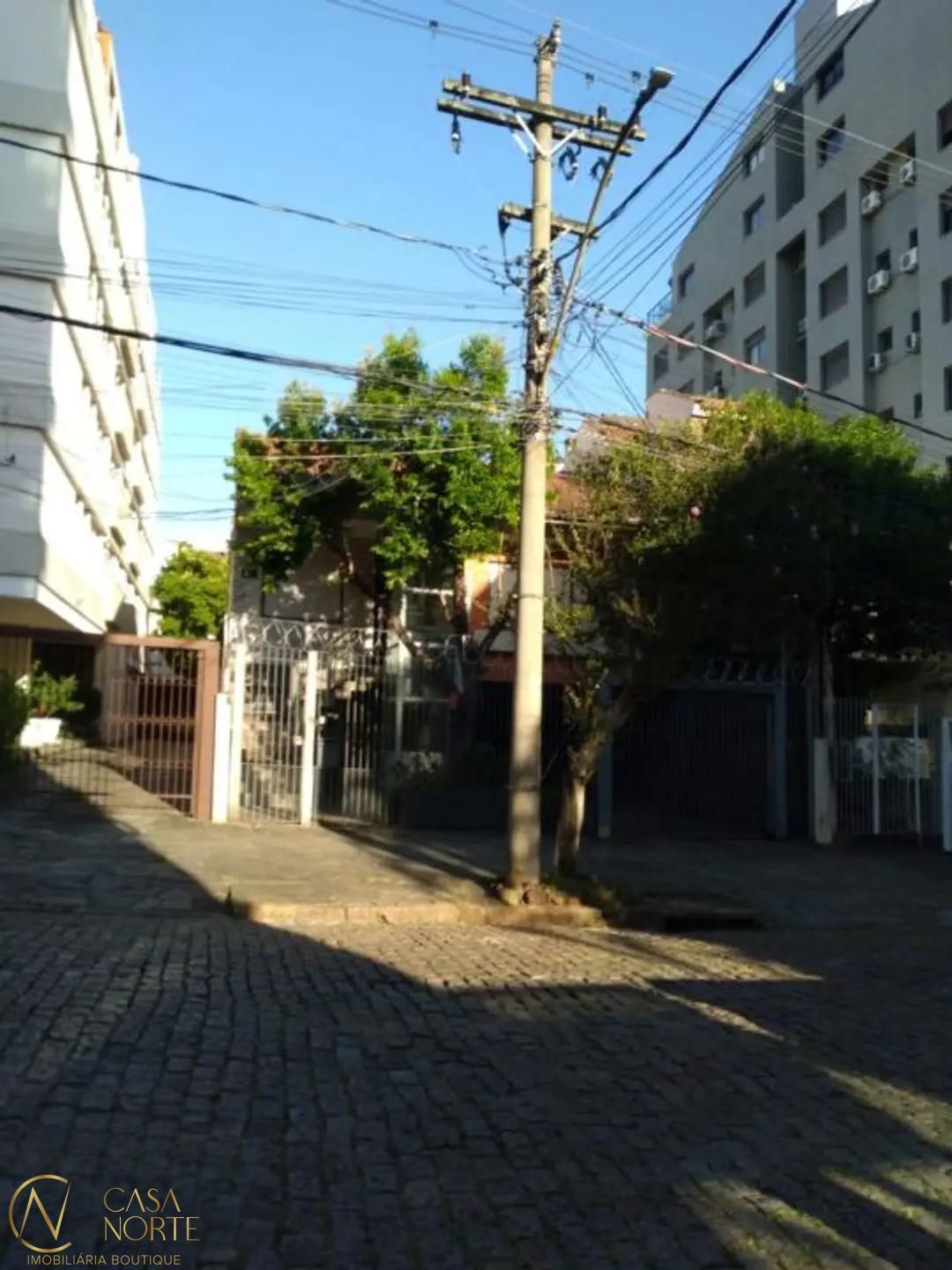 Casa à venda com 3 quartos, 450m², 1 suíte, 2 vagas, Avenida Pirapó no bairro Petrópolis em Porto Alegre