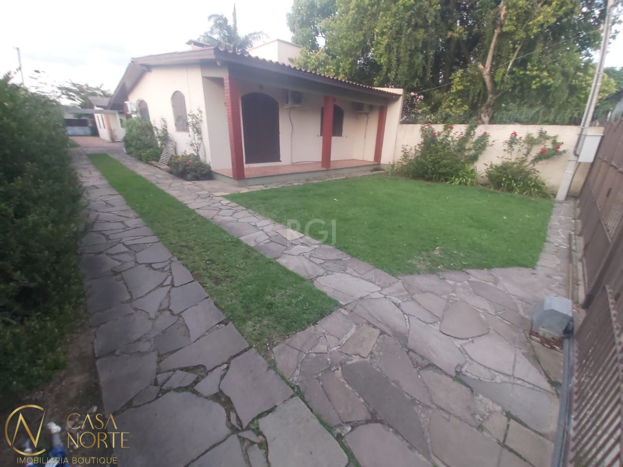 Casa à venda com 3 quartos, 110m², 4 vagas, Estrada Barro Vermelho no bairro Restinga em Porto Alegre